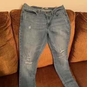 Women’s 711 distressed skinny jeans. Size 31